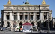 In een tent voor de Opera van Parijs worden coronatests afgenomen. beeld AFP, Thomas COEX