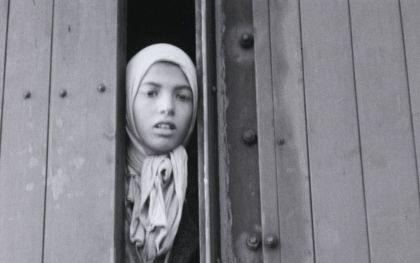 Settela Steinbach (1934-1944) in een goederenwagon toen ze uit Kamp Westerbork werd weggevoerd. De meeste gevangenen vertrokken in een personenrijtuig. beeld Rudolf Breslauer