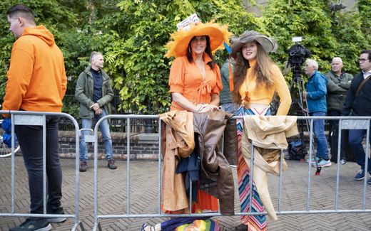 Vroege Oranjefans verzamelen zich bij de Grote Kerk. beeld ANP PHIL NIJHUIS