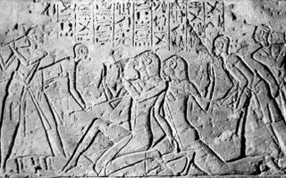 Farao Ramses II heeft zijn overwinning op twee Shasu-verkenners laten uitbeelden in steen. Het is opmerkelijk dat de gevangenen veel groter zijn dan de Egyptenaren die hen slaan. beeld Wikipedia