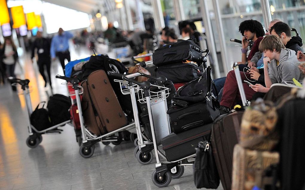 Rijen passagiers op luchthaven Heathrow.  Foto EPA