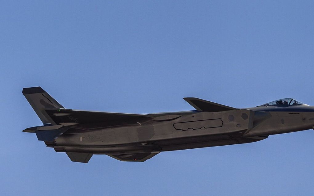 Een Chinese J-20 'Chengdu' stealth fighter jet. beeld EPA, ALEKSANDAR PLAVEVSKI