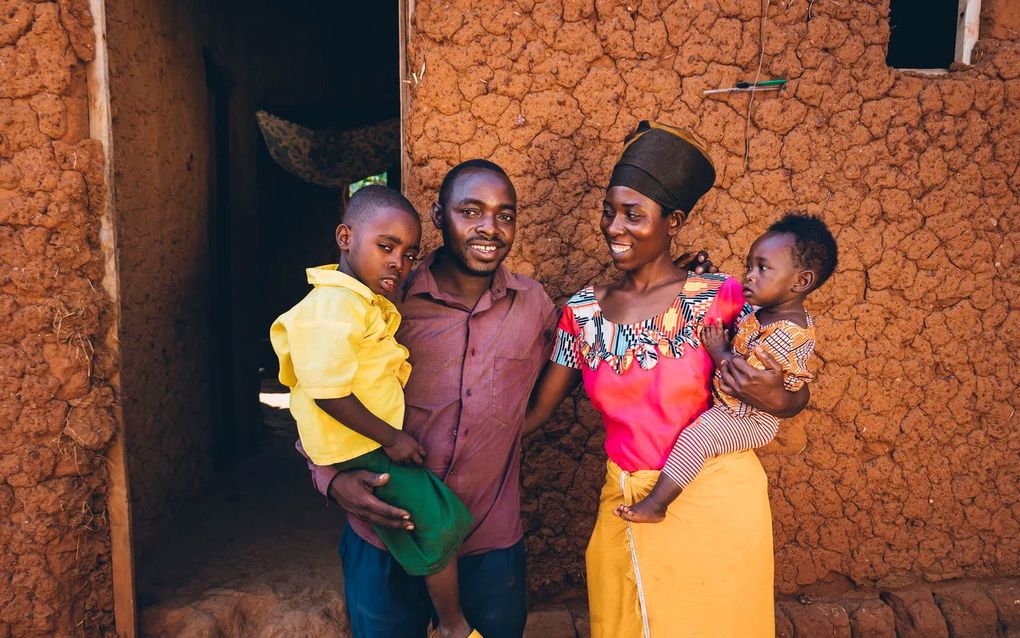 Jean, Mediatrice, Aime en Ornella zijn ambassadeurs van Turakura, het nieuwe sponsorprogramma van Red een Kind. Als gezin delen zij video's van hun dagelijks leven in Rwanda met hun supporters. beeld Red een Kind