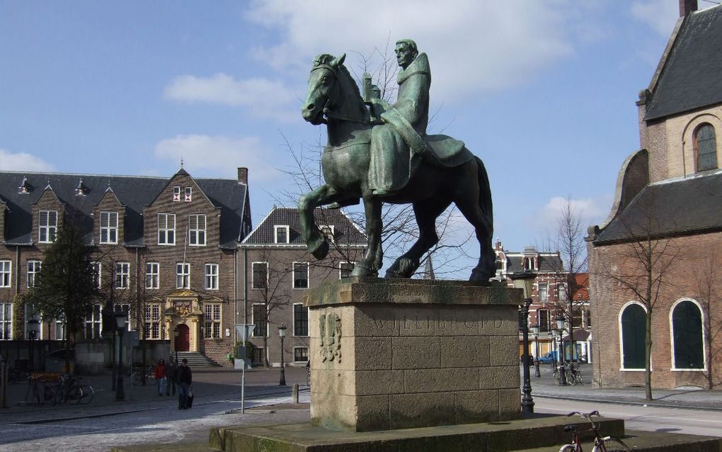 „Hoog boven het Janskerkhof uit torent Willibrord, de apostel van de Lage Landen, die in onze streken het Evangelie bracht. Wanneer de hervormde theoloog A.A. van Ruler het beeld passeerde, nam hij zijn hoed af en zei hij voor zich uit: „Het is goed dat u gekomen bent.”” beeld RD