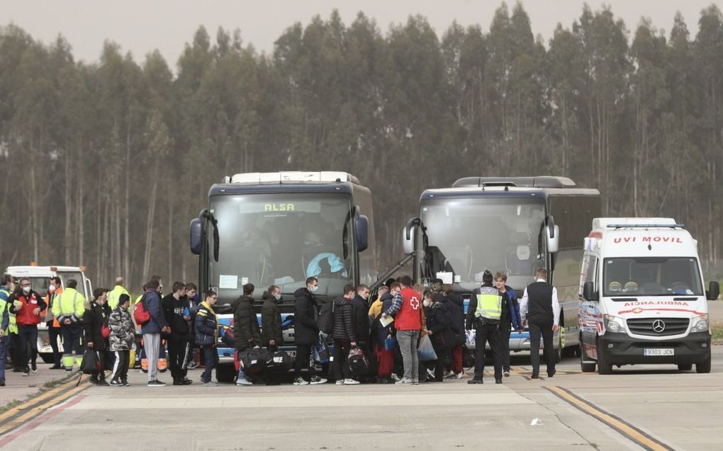 Vluchtelingen uit Oekraïne arriveren per bus in Santiago del Monte, in het noorden van Spanje, maart 2022. beeld EPA, J.L. Cereijido