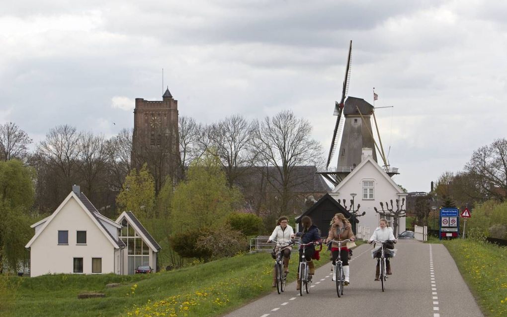 Fietsers bij Woudrichem. Foto RD, Anton Dommerholt