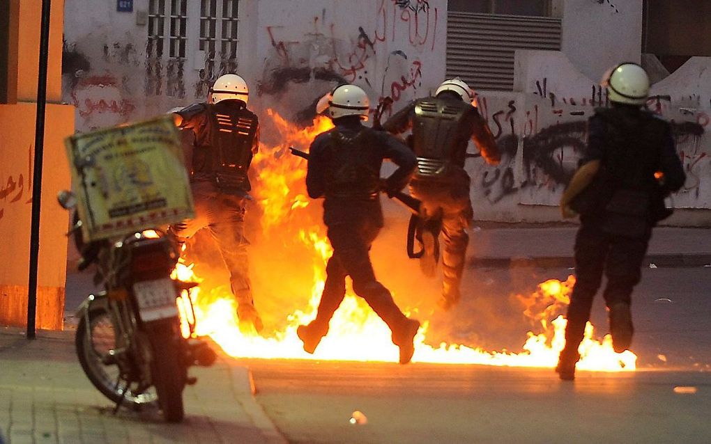 Oproerpolitie wordt bekogeld met molotovcocktails. Foto EPA