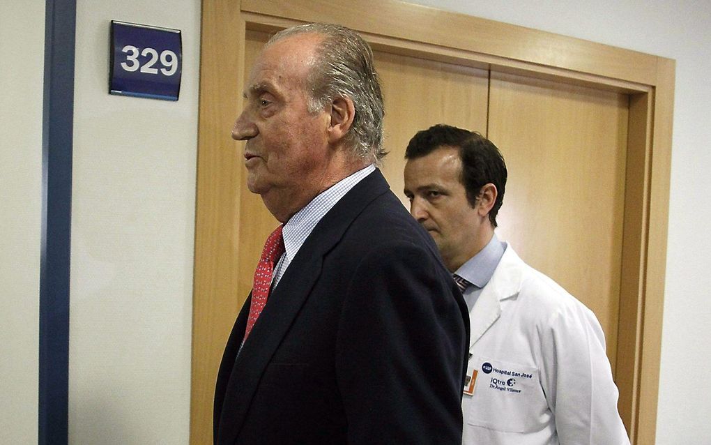 Koning Juan Carlos na zijn eerdere heupoperatie. Foto EPA