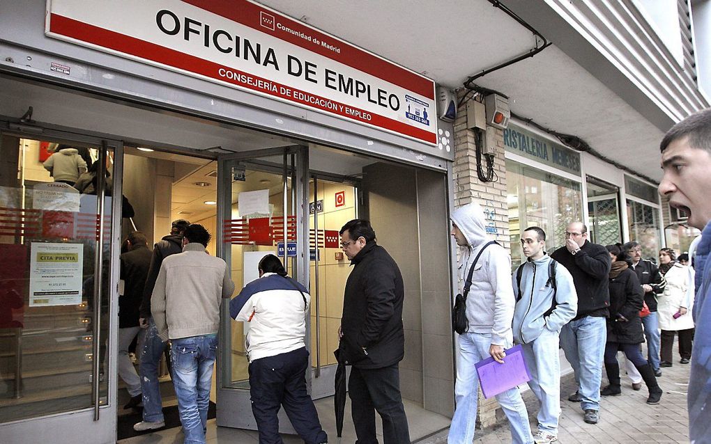 Lange rijen bij een uitzendbureau in Madrid. Foto EPA