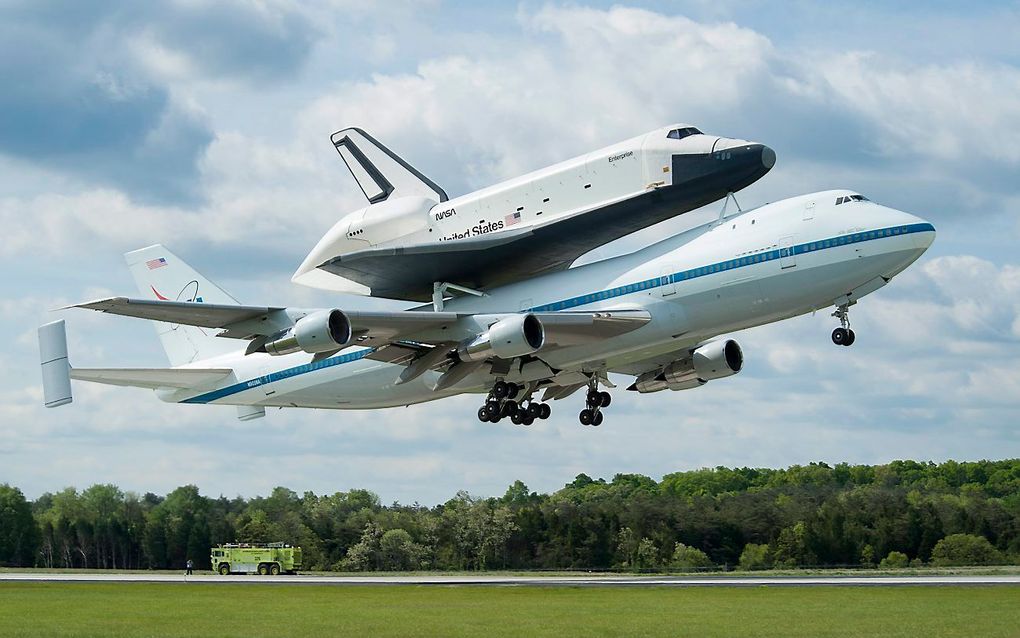 Spaceshuttle Enterprise vloog vrijdag op de rug van een Boeing 747 naar het internationale vliegveld JFK bij New York. Foto EPA