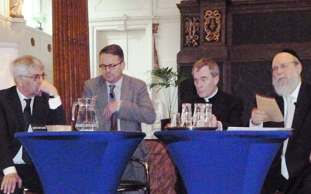 Van links naar rechts dr. Van Campen, prof. Paul van Geest, prof. Antoine Bodar en rabbijn Evers. Foto Jan van Reenen