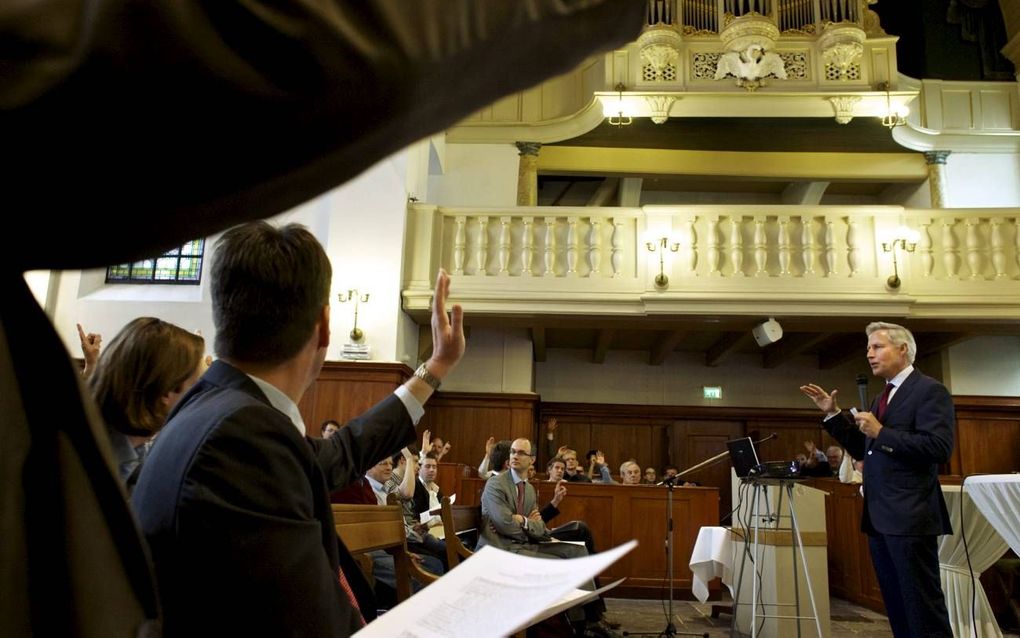 UTRECHT – In de lutherse kerk in Utrecht had vrijdag een debat plaats over het nieuwe boek van de Utrechtse filosoof prof. Herman Philipse, ”God in the Age of Science”. Foto: prof. Philipse vraagt de aanwezigen aan te geven of ze wel of niet gelovig zijn.