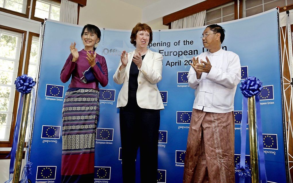 Eu-buitenlandchef Ashton en oppositieleidster Aung San Suu Kyi, tijdens de openingsceremonie van het EU-kanoor.  Foto EPA