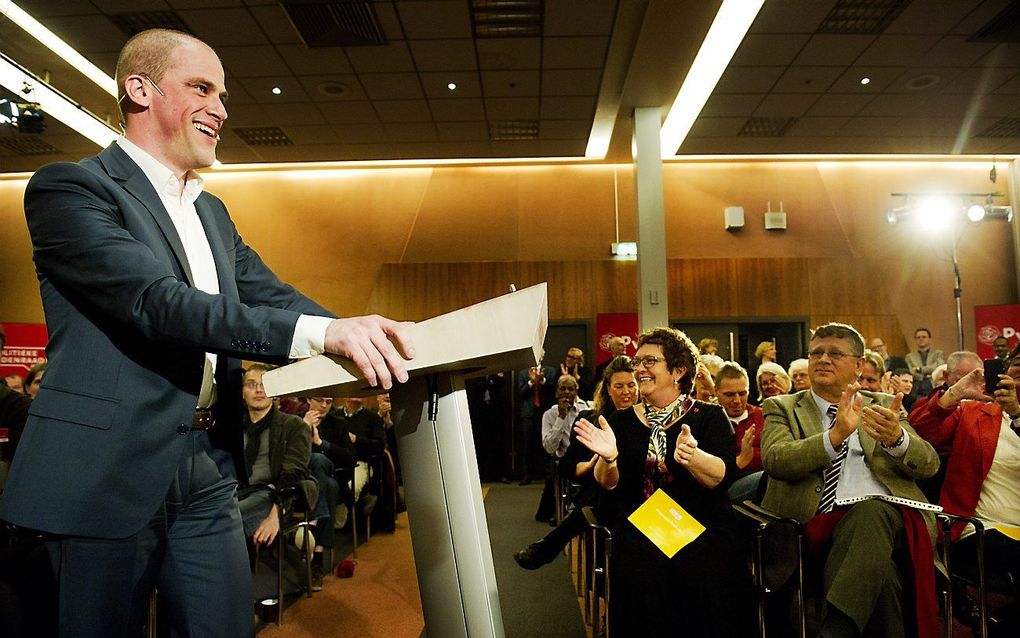 PvdA-leider Diederik Samsom krijgt applaus van zijn partijleden tijdens een politieke ledenraad in Utrechtse Jaarbeurs. Tijdens de bijeenkomst maakte de partijleider bekend dat hij zich kandidaat stelt als lijsttrekker. Foto ANP