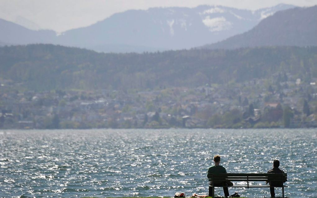 Mensen genieten van het mooie weer bij het meer van Zürich. Zwitserland, zaterdag 28 april 2012. Foto EPA