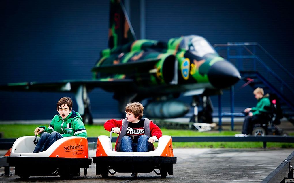 Kinderen vermaken zich op de eerste dag van de heropening van luchtvaartthemapark Aviodrome in Lelystad, zaterdag 28 april. Foto EPA