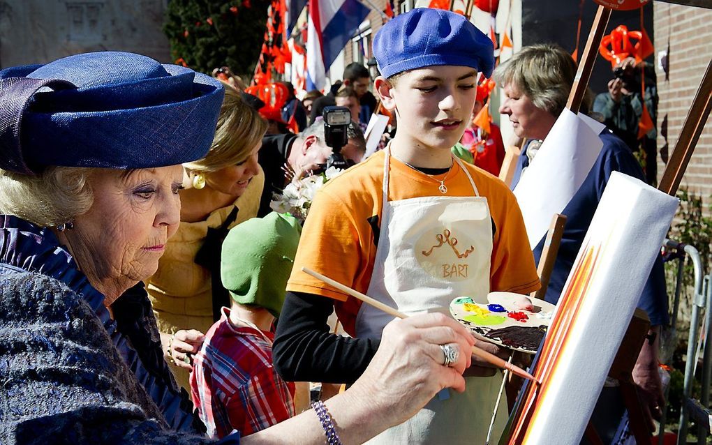 Beatrix schildert in Rhenen. Foto ANP