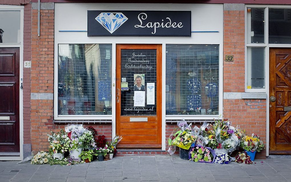 Bij het pand aan de Beeklaan in Den Haag waar de 47-jarige juwelier Stratmann bij een roofoverval werd gedood liggen bloemen. Foto ANP