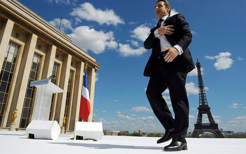 De Franse president Nicolas Sarkozy komt op tijdens een campagnebijeenkomst in Parijs. Sarkozy voert campagne om zijn termijn als president te verlengen. De tweede ronde van de verkiezingen vindt plaats op 6 mei. Foto EPA