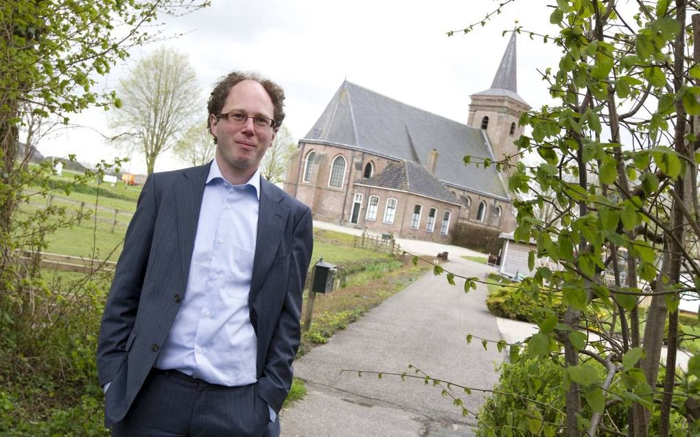 Dr. Willem Maarten Dekker, voor de hervormde kerk te Mastenbroek. „God is geen strelende aanwezigheid, maar verschijnt in de vorm van toorn en oordeel.” Foto RD, Anton Dommerholt