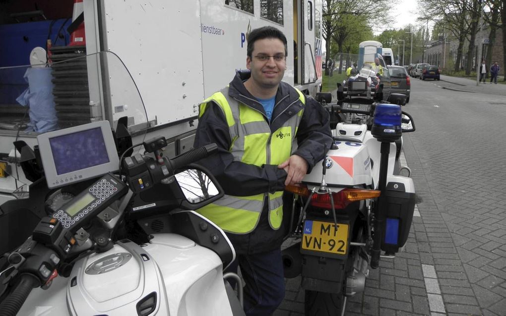 Politievolontair Daniël Driessen (36) uit Ridderkerk helpt bij een grote politiecontrole in Rotterdam-Pendrecht. Foto RD