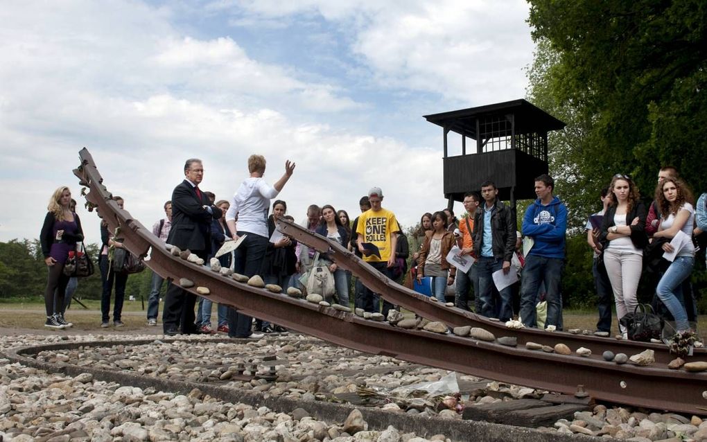 De Rotterdamse burgemeester, Aboutaleb (l.) ,met Rotterdamse havo- en vwo-leerlingen op bezoek in Herinneringscentrum Kamp Westerbork. Foto ANP