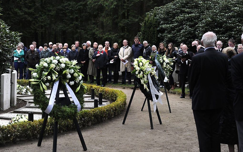 De kranslegging op de algemene begraafplaats van Vorden tijdens de Nationale Dodenherdenking. Foto ANP