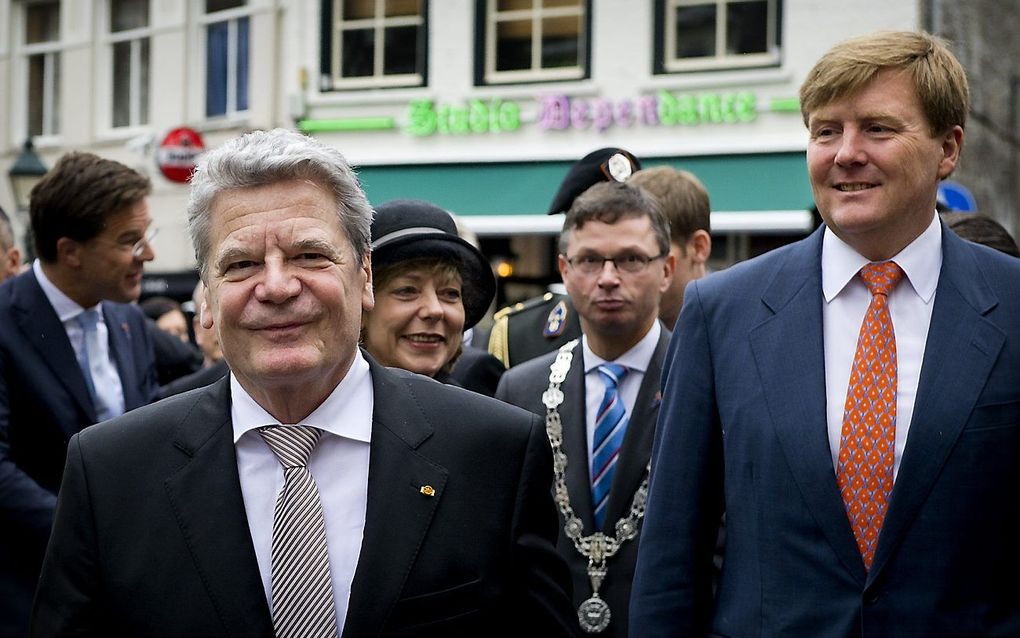 Bondspresident Joachim Gauck (L) van Duitsland, zijn vrouw Daniela Schadt (M) en prins Willem-Alexander arriveren bij de Grote Kerk in Breda. Gauck hield de traditionele 5 mei-viering. Foto ANP