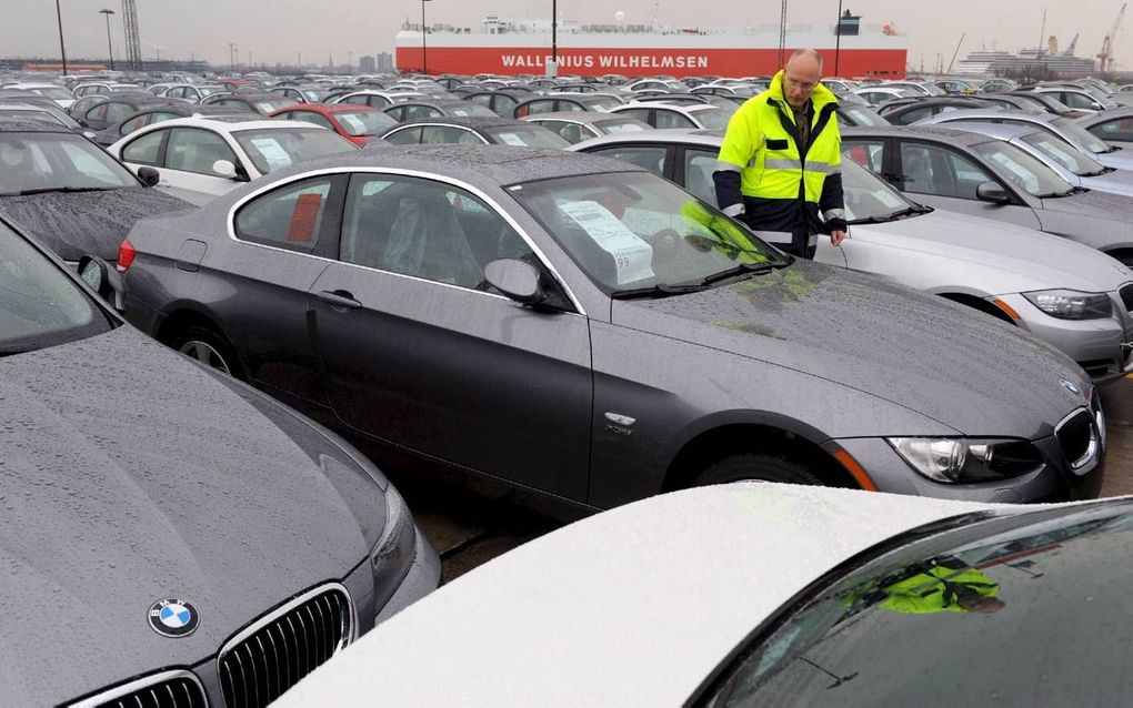 „Duitsland is veel meer gaan exporteren dan importeren.” Foto: Duitse auto’s staan in Bremerhaven gereed voor verscheping. Foto EPA