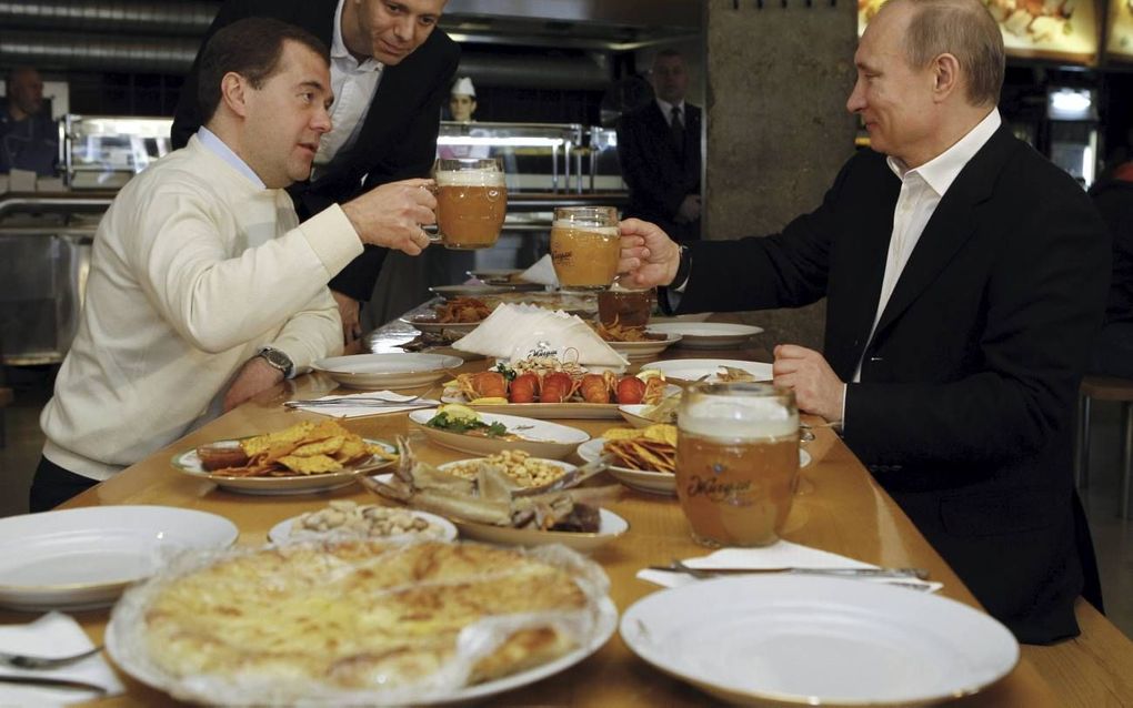 MOSKOU – De huidige premier Medvedev heeft zich nooit kunnen losmaken van de zondag beëdigde president Poetin. Foto EPA