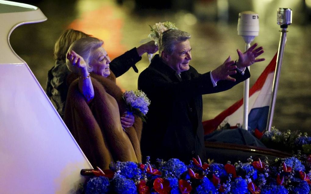 AMSTERDAM – Koningin Beatrix zwaaide zaterdagavond samen met de Duitse president Gauck (r.) naar het publiek na afloop van het jaarlijkse 5 meiconcert op de Amstel in Amsterdam. Eerder op de dag hield Gauck in Breda de 5 meilezing. Foto ANP