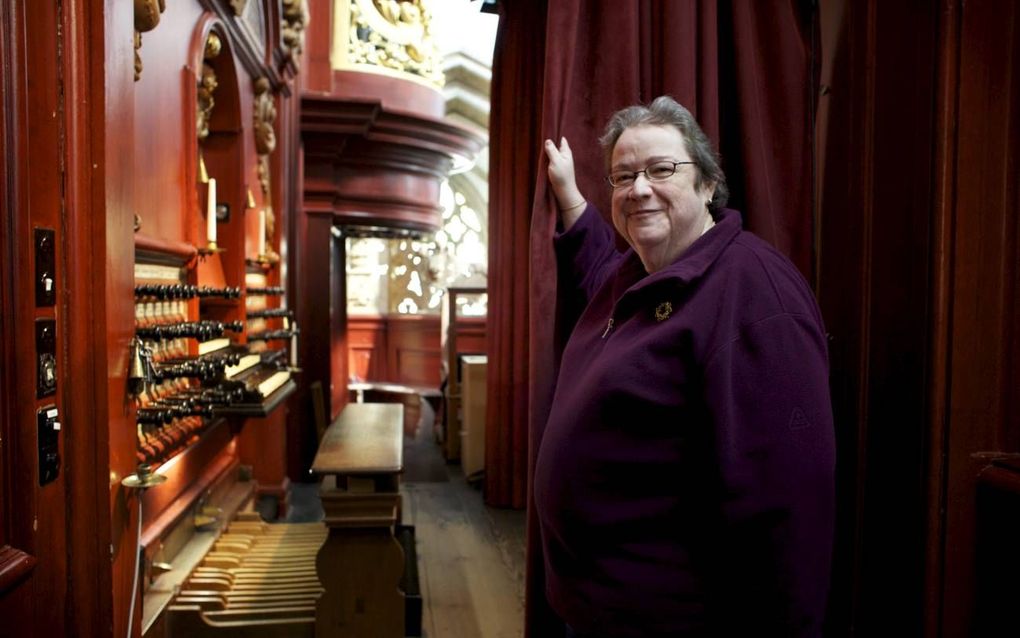 Registrant Agnes Hylkema bij de klavieren van het Müllerorgel in de Bavo in Haarlem. Foto Sjaak Verboom