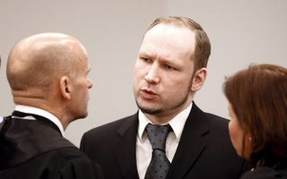Breivik in gesprek met zijn advocaten. Foto EPA