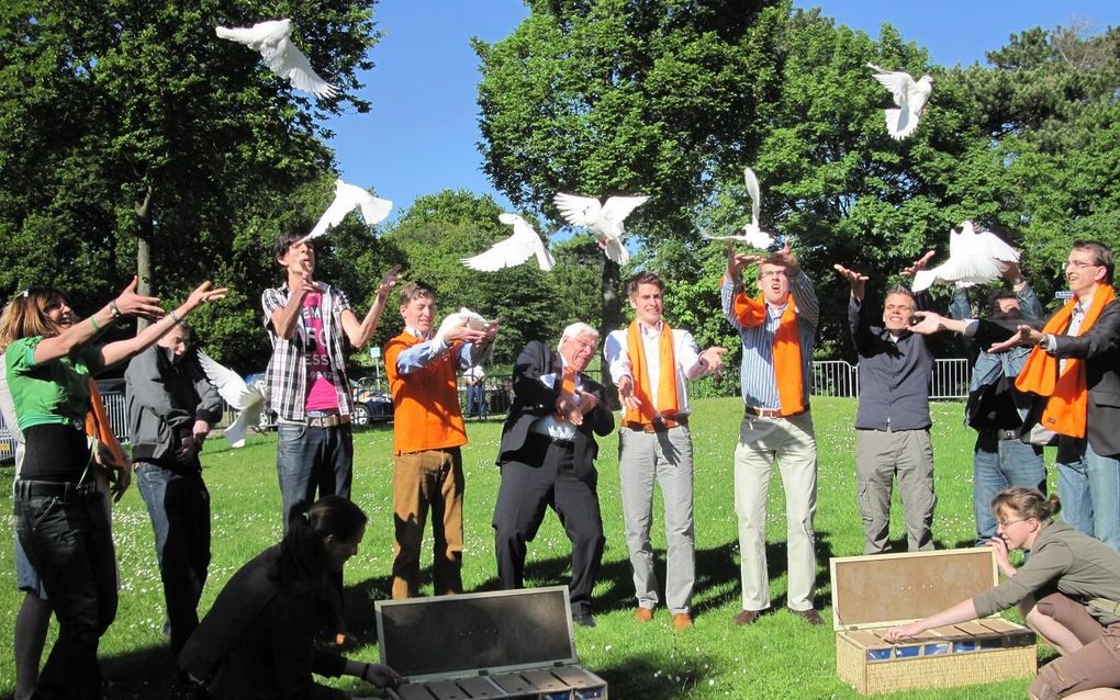 SGP-jongeren lieten donderdag duiven los bij de Iraanse ambassade uit protest tegen christenvervolging. Foto SGP