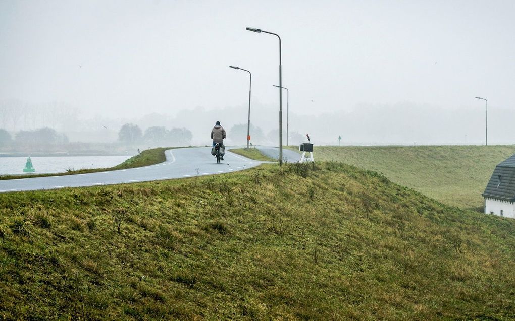 Een dijk langs de rivier de Lek. Archiefbeeld ANP, REMKO DE WAAL