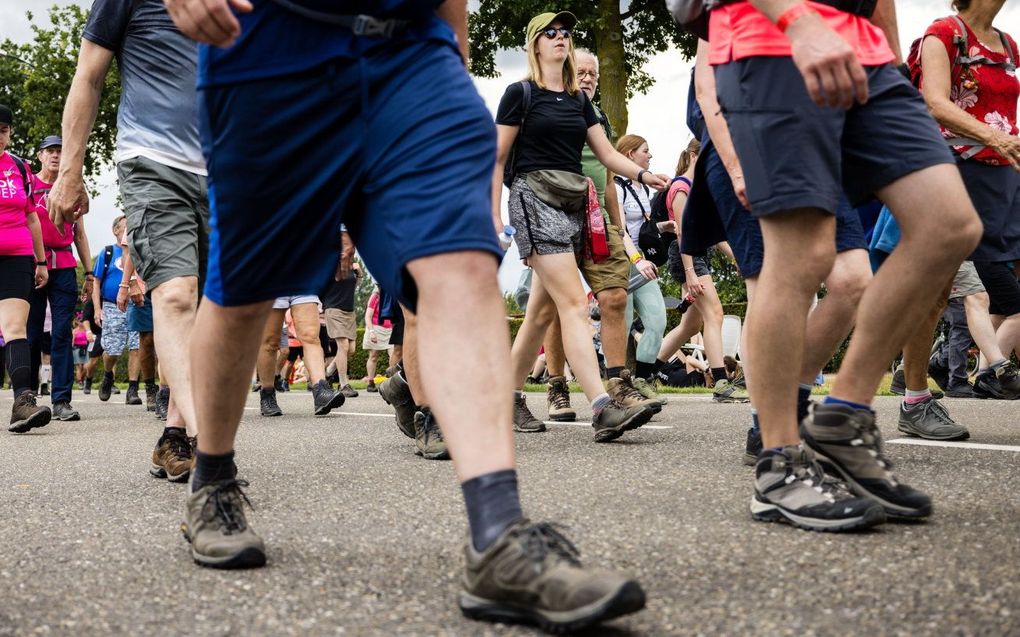 Wandelaars tijdens de tweede dag van de Nijmeegse Vierdaagse. beeld ANP, Rob Engelaar