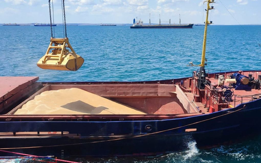 Graan wordt op 22 juli 2023 aan boord van een vrachtschip geladen in de Russische zeehaven van Azov, in de Russische regio Rostov. beeld AFP, Stringer