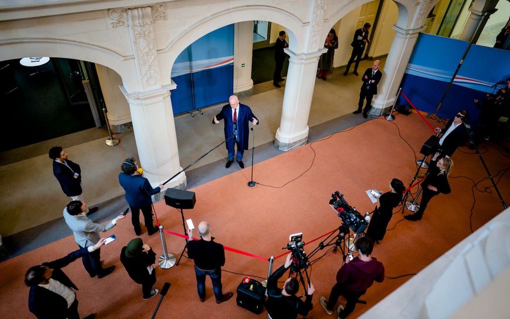 Journalisten staan op afstand van minister Grapperhaus van Justitie en Veiligheid (CDA) na afloop van de wekelijkse ministerraad. beeld ANP