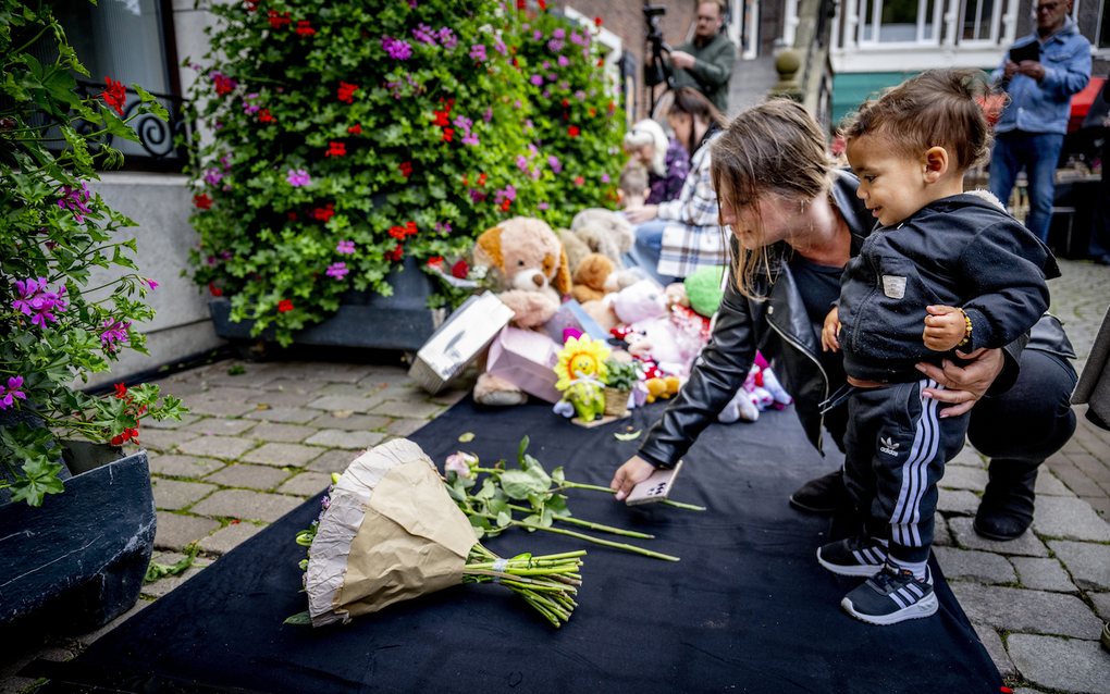 Buurtbewoners en belangstellenden tonen in mei hun medeleven tijdens een bijeenkomst op het stadhuis in Vlaardingen. beeld ANP, ROBIN UTRECHT