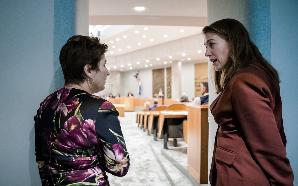 Voormalig Kamerlid Lilianne Ploumen (PvdA) en Corinne Ellemeet tijdens het debat over de beraadstermijn van abortus. beeld ANP, Bart Maat