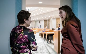 Voormalig Kamerlid Lilianne Ploumen (PvdA) en Corinne Ellemeet tijdens het debat over de beraadstermijn van abortus. beeld ANP, Bart Maat