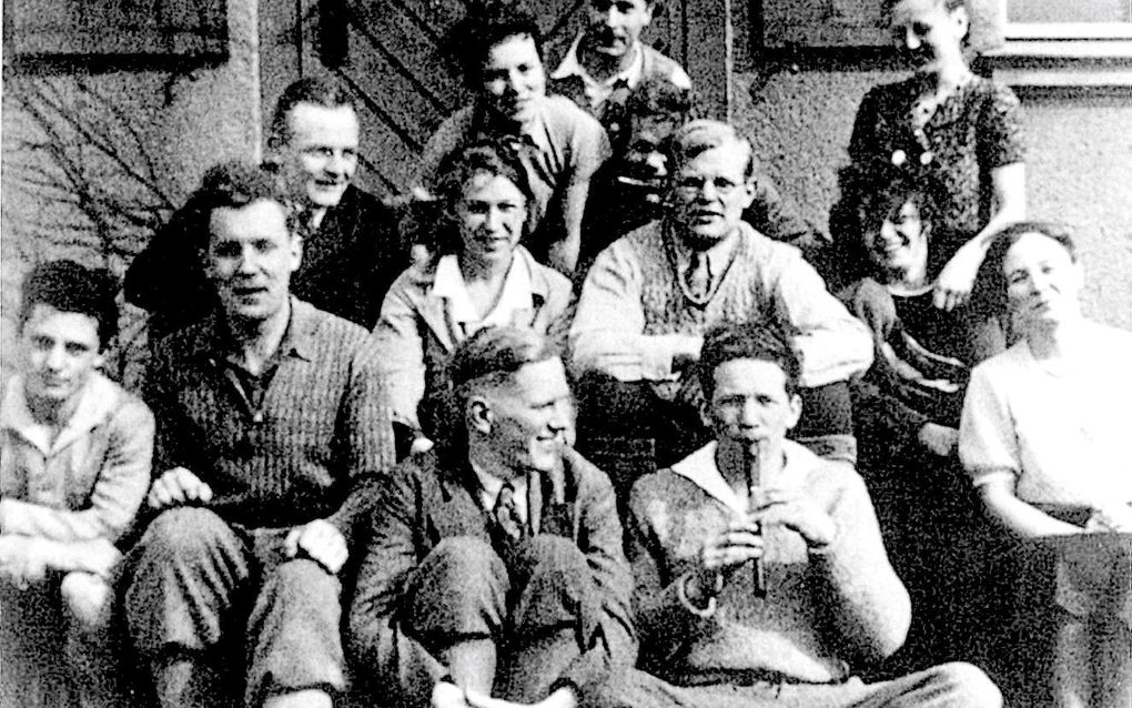 Dietrich Bonhoeffer met studenten in 1932. beeld RD