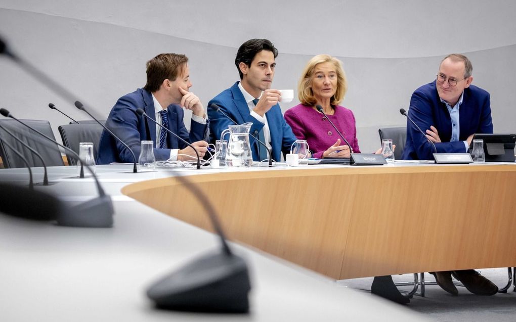 De ministers Jetten van Klimaat (2e van links) en Adriaansens van Economische Zaken (2e van rechts) tijdens het debat over het prijsplafond en de steun voor het mkb. beeld ANP, Robin van Lonkhuijsen