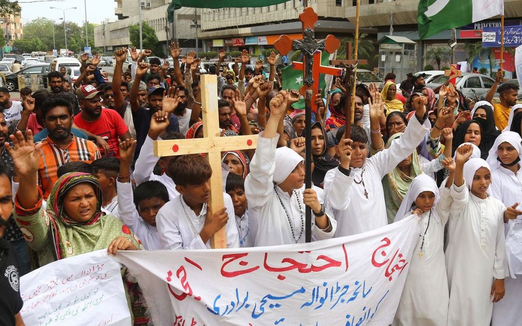 Leden van de christelijke gemeenschap in Pakistan protesteerden in augustus tegen geweldsincidenten in Hyderabad. beeld EPA, Rehan Khan