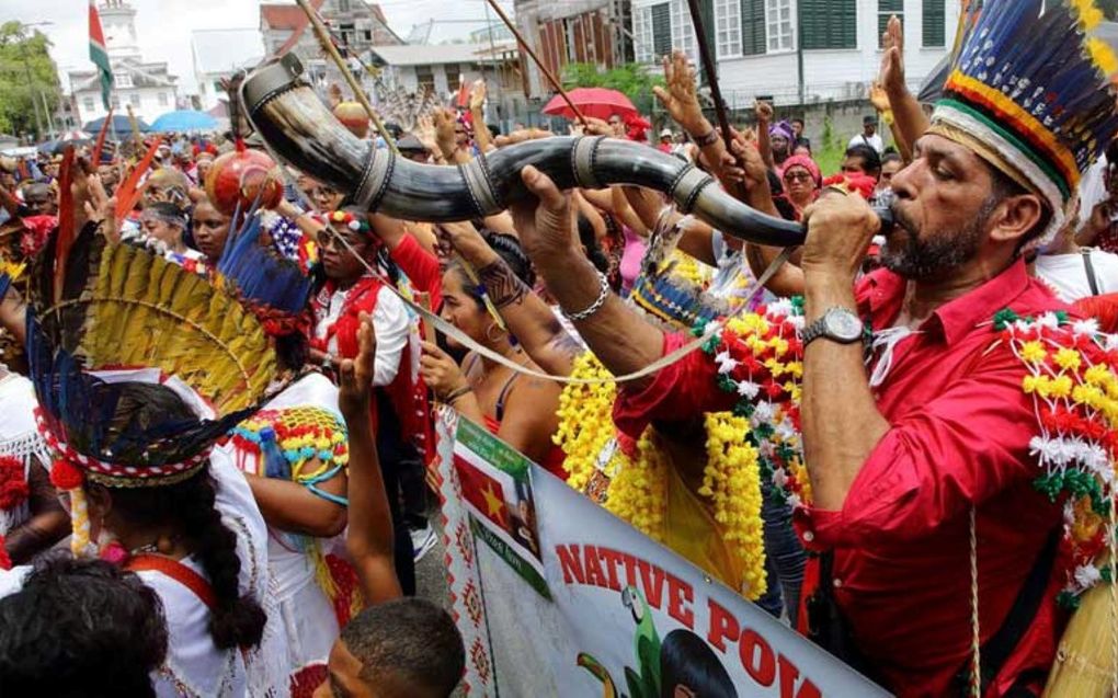 Inheemsen in Suriname gaan de laatste maanden veel de straat op om tegen de beknotting van hun rechten te protesteren en kaarten daarbij ook elke keer hun bezwaren aan tegen de komst van mennonieten. beeld Armand Snijders