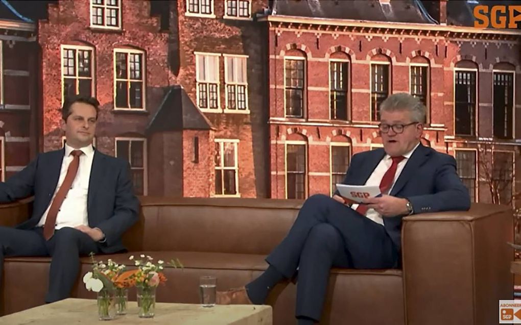 Nummer vier op de kandidatenlijst André Flach (l.) en presentator Riekelt Pasterkamp​. beeld SGP