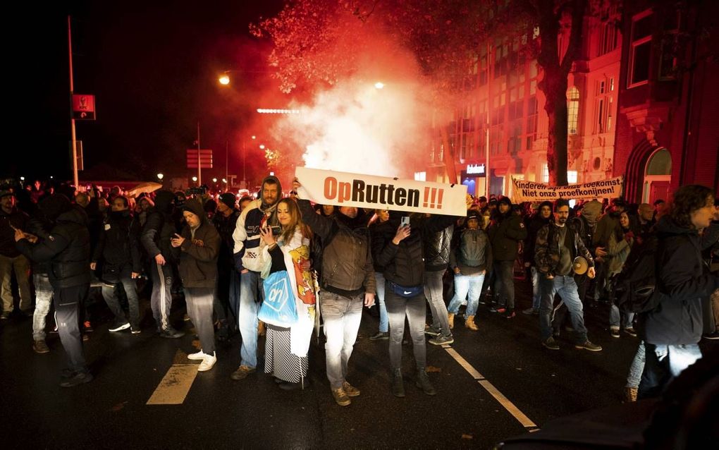 Demonstranten protesteerden dinsdag, toen Rutte een coronapersconferentie gaf, tegen beperkende maatregelen.  beeld ANP, Jeroen Jumelet