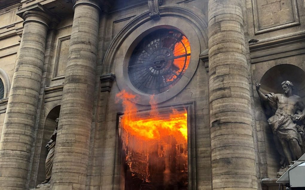 Brand in de Église Saint-Sulpice in Parijs in 2019. beeld Vatican News