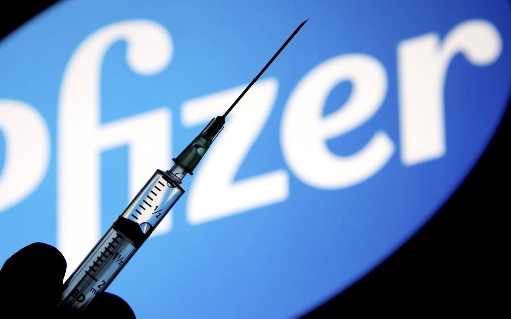 „Voor wat betreft de veiligheid van het vaccin is het relevant het risico op een ernstig beloop van Covid-19 af te wegen tegen een risico op bijwerkingen van het vaccin op lange termijn.” Foto: het Pfizer-vaccin is door het Europees Geneesmiddelenagentschap (EMA) goedgekeurd. beeld ANP, Koen van Weel