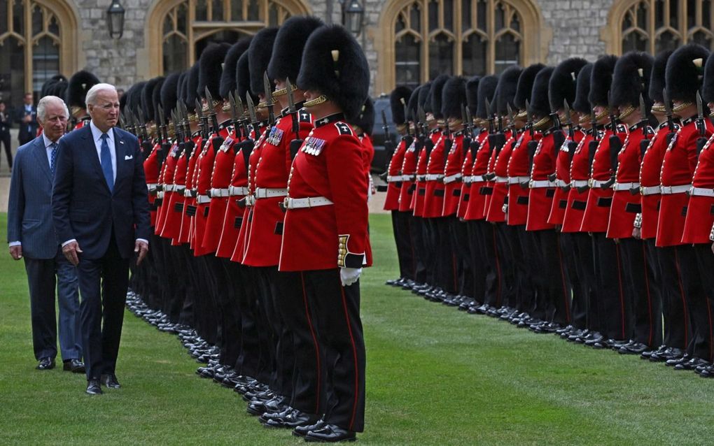 De Amerikaanse president Joe Biden (l.) inspecteerde maandag met de Britse koning Charles de erewacht bij Windsor Castle in Windsor. Biden was maandag in Groot-Brittannië. beeld AFP, Andrew Caballero-Reynolds